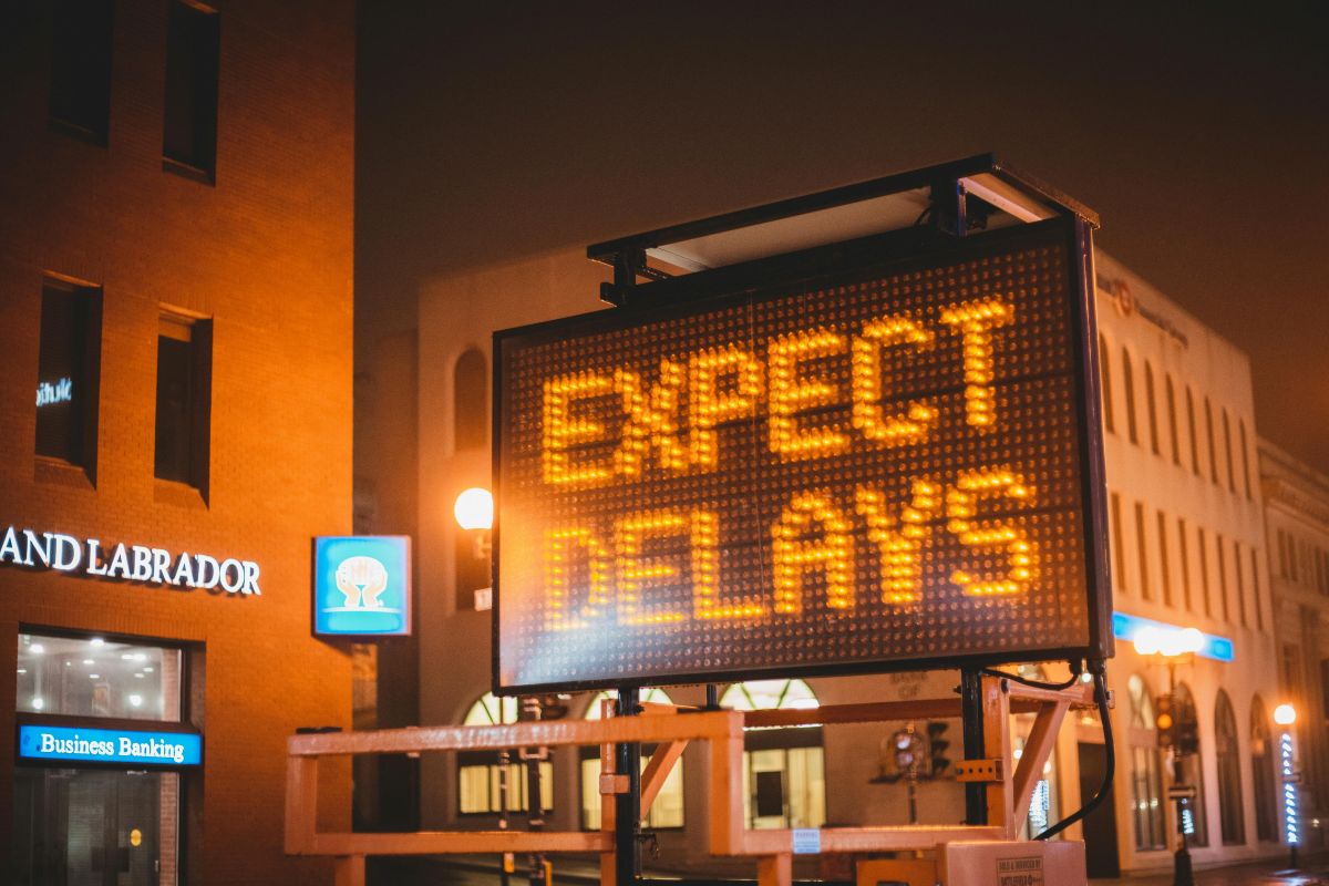 Flashing sign that says "expect delays"