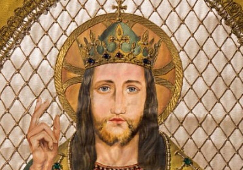 Jesus wearing with a crown representing his reign