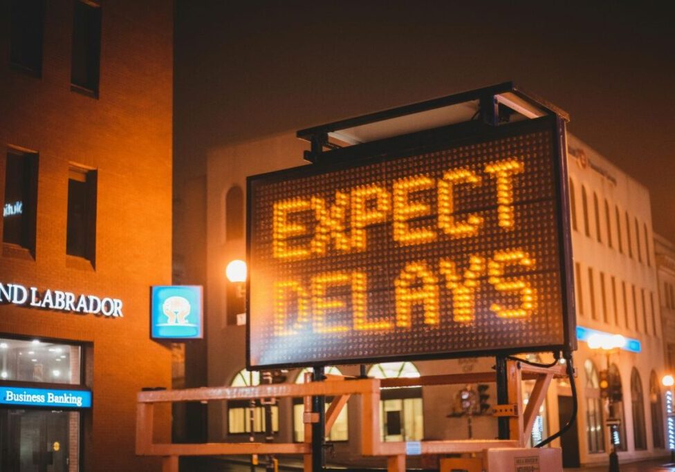 Flashing sign that says "expect delays"